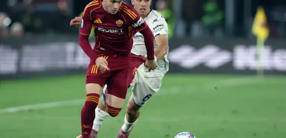Jugador de la Roma persiguiendo el balón en un partido