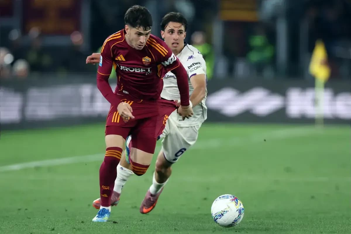 Jugador de la Roma persiguiendo el balón en un partido