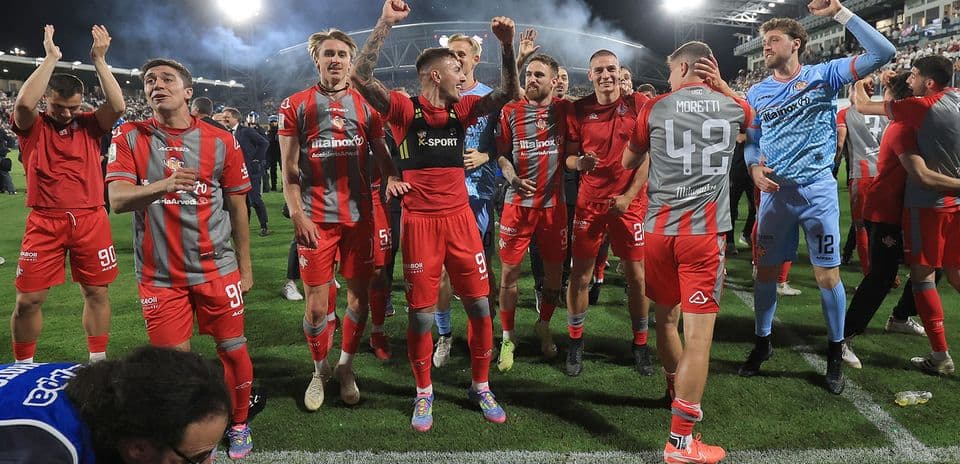 Jugadores de Cremonese celebrando una victoria