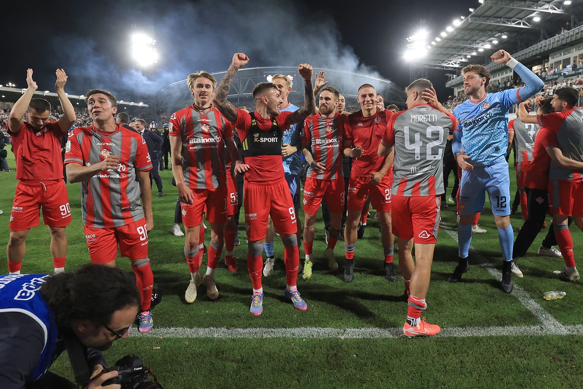 Jugadores de Cremonese celebrando una victoria