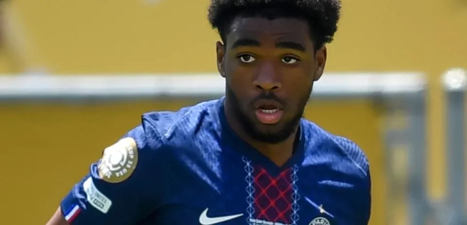 Jugador de PSG corriendo en el campo de fútbol