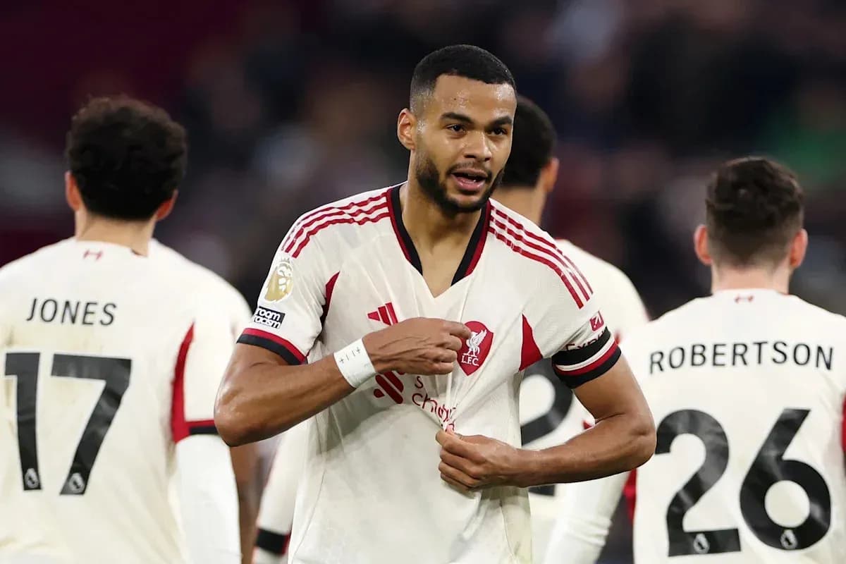 Jugador de Liverpool señalando su camiseta durante el partido