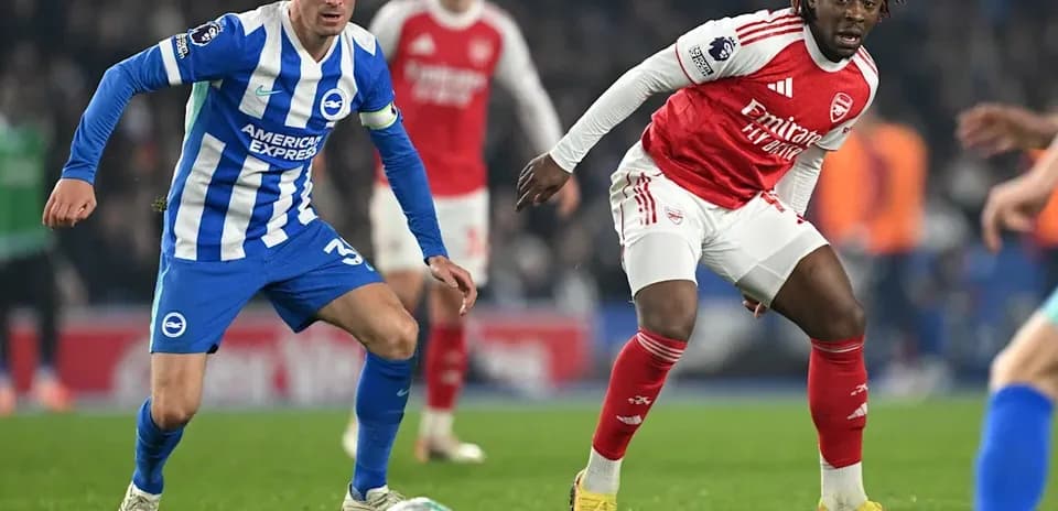 Jugadores de Brighton y Arsenal compitiendo por el balón