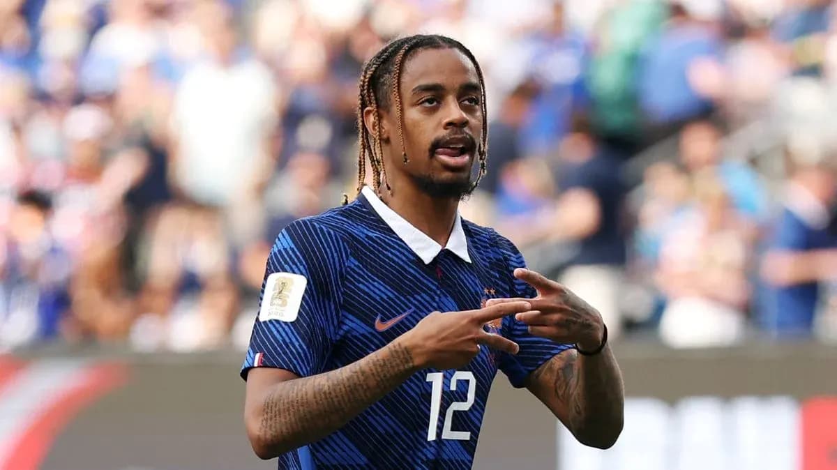 Jugador de Francia señalando durante un partido