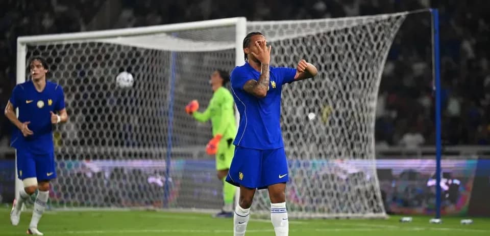 Jugador lamentándose tras una jugada fallida en el partido