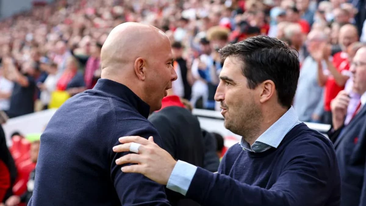 Entrenadores saludándose en el estadio durante el partido