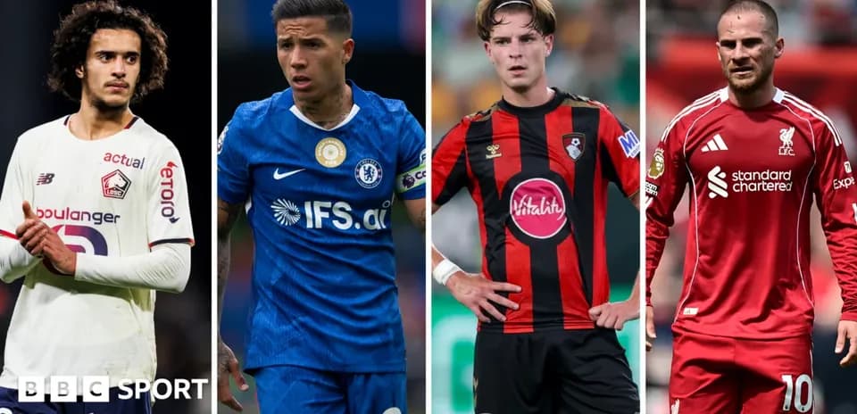 Cuatro jugadores de fútbol en diferentes uniformes