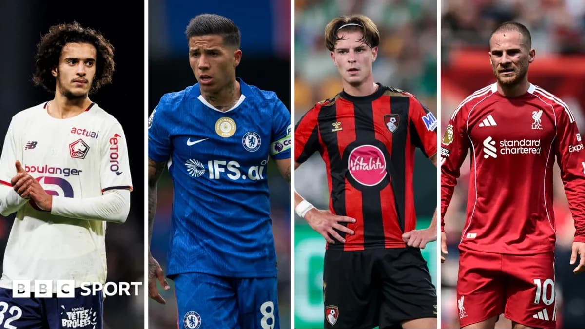Cuatro jugadores de fútbol en diferentes uniformes
