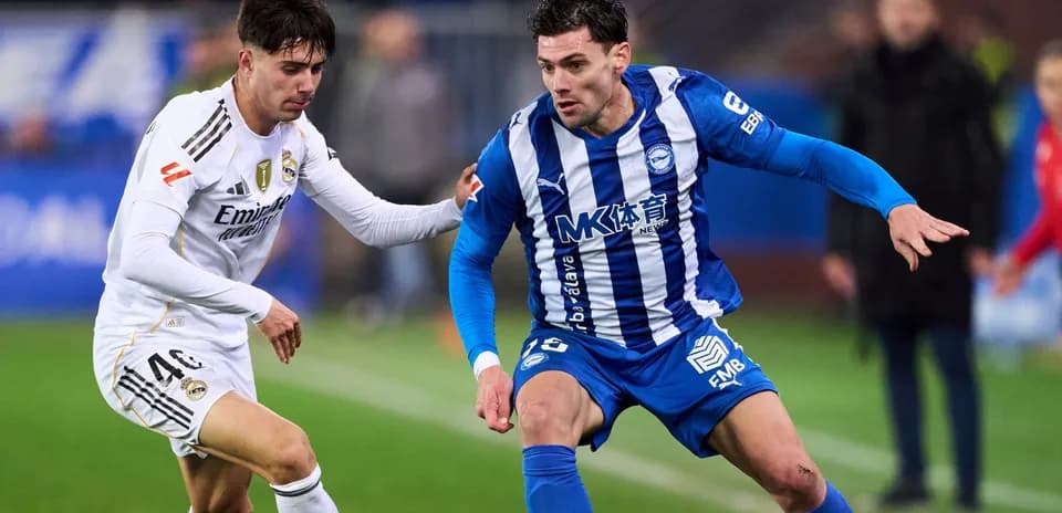 Jugadores compitiendo por el balón en un partido