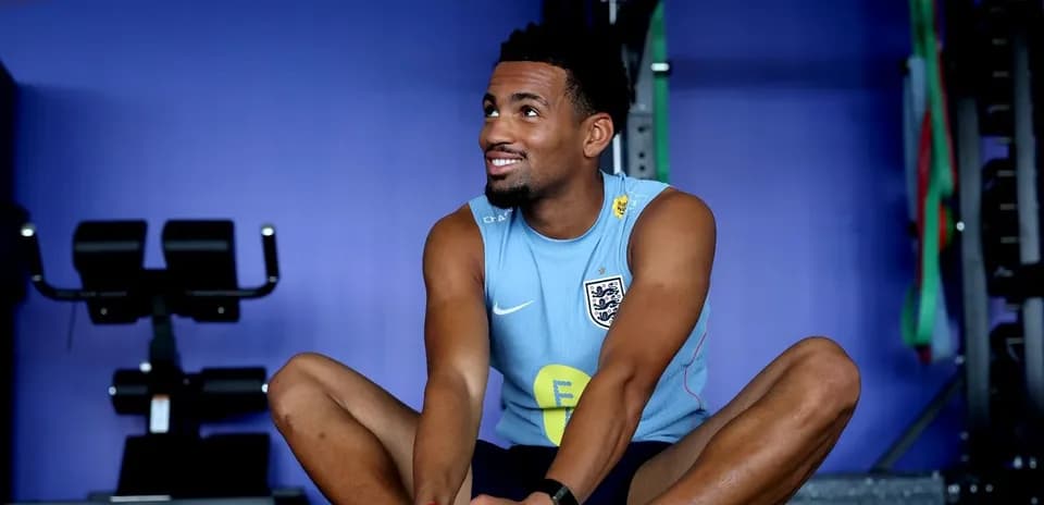 Jugador sentado estirando en gimnasio de entrenamiento