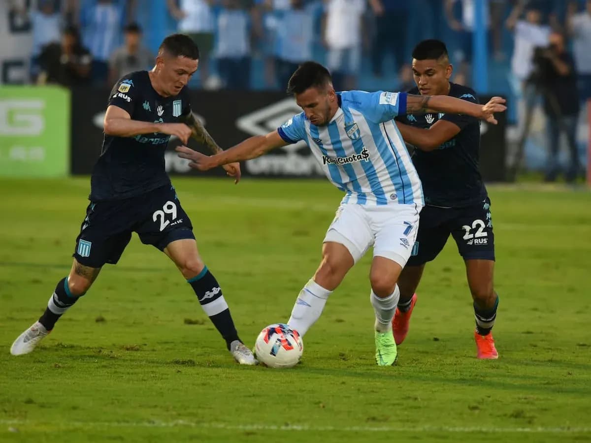 Jugadores de Racing Club y Atlético Tucumán disputando el balón