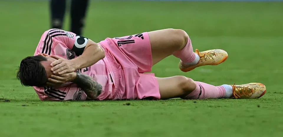 Jugador en el suelo con uniforme rosa tras lesión