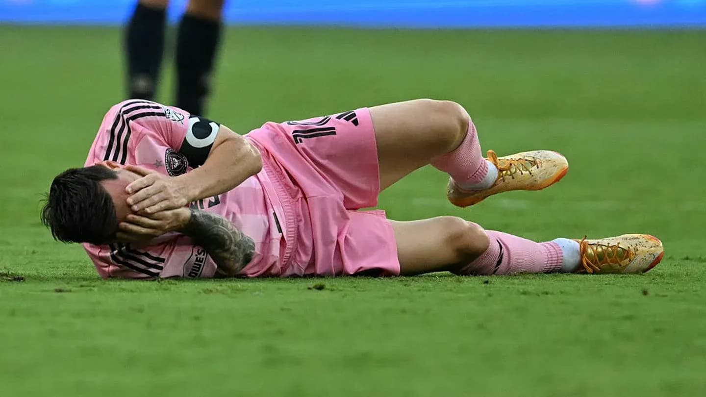 Jugador en el suelo con uniforme rosa tras lesión
