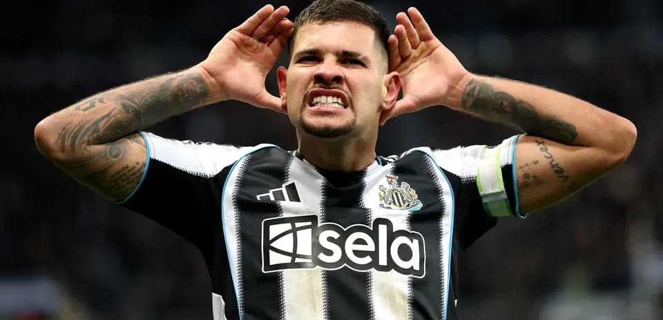 Jugador de Newcastle celebra con gestos en el campo