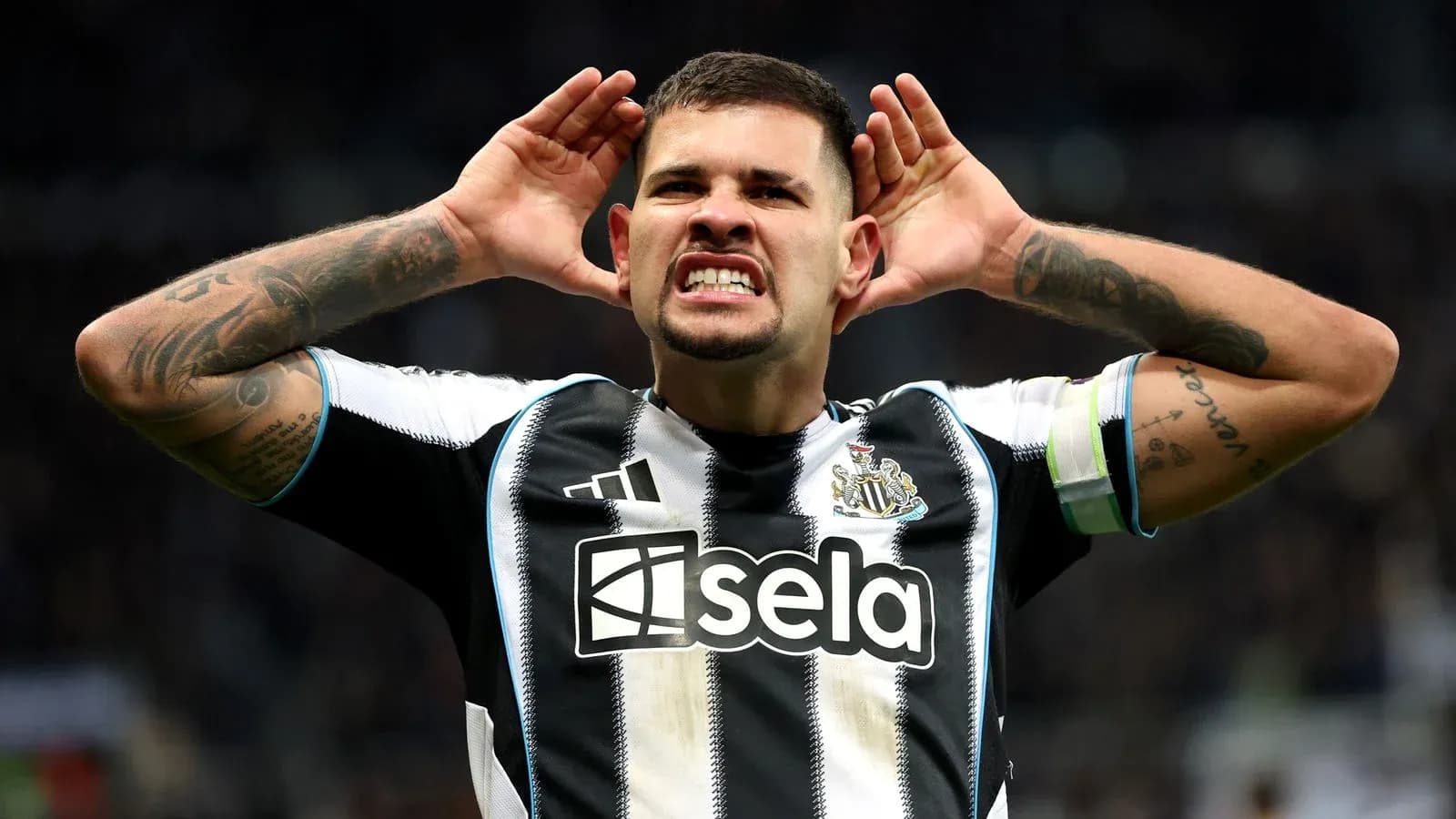 Jugador de Newcastle celebra con gestos en el campo