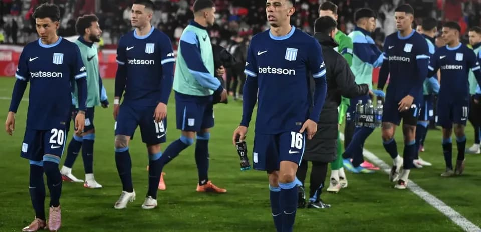 Jugadores de Racing Club saliendo del campo