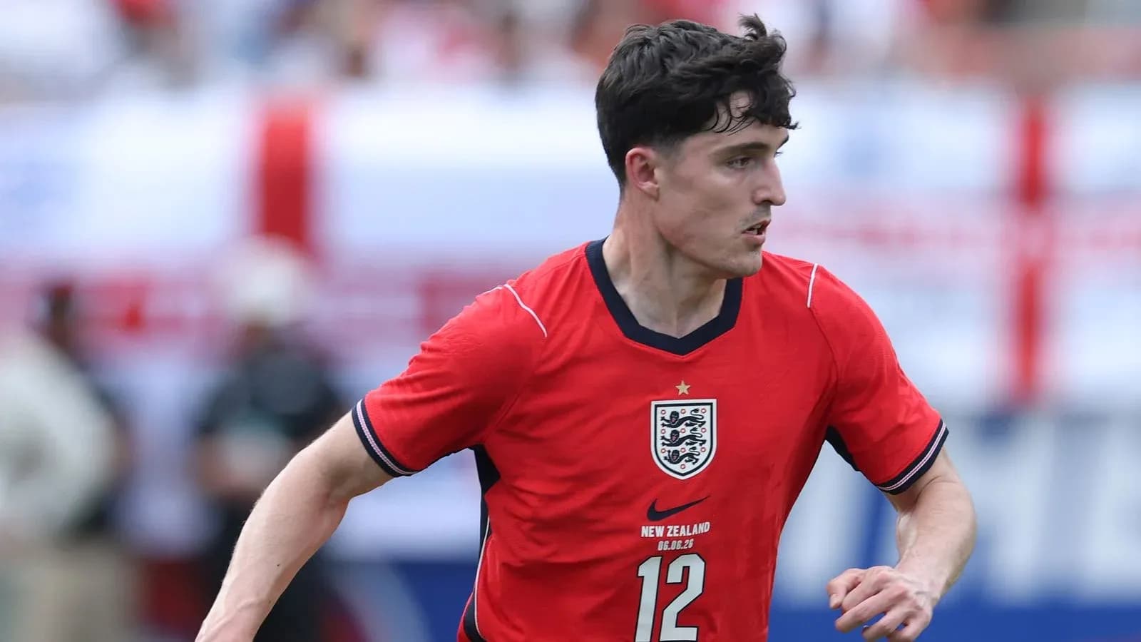 Jugador de Inglaterra corriendo con balón en partido