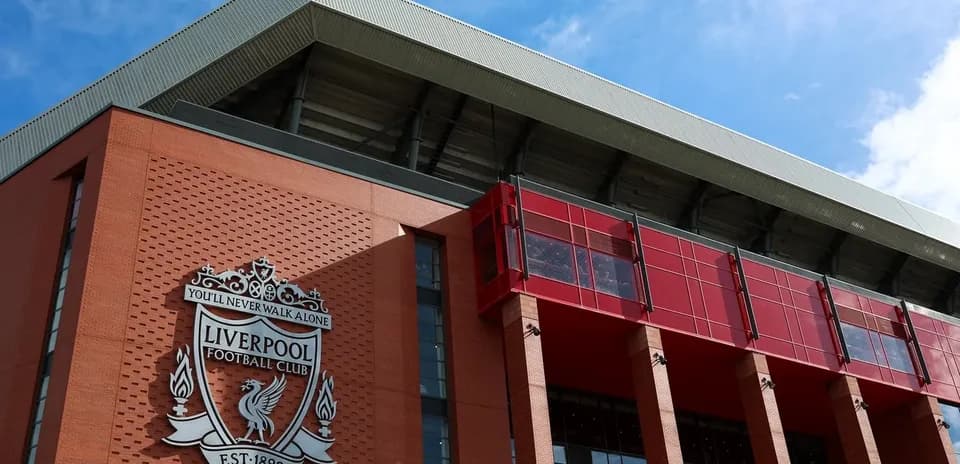 Fachada del estadio de Liverpool FC con escudo