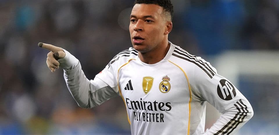 Jugador de Real Madrid señalando durante el partido