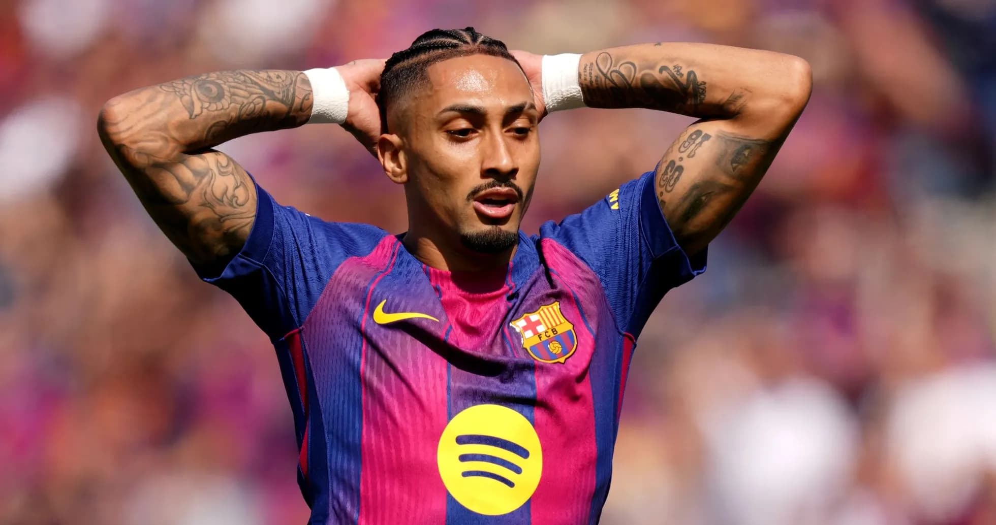 Jugador de Barcelona con las manos en la cabeza