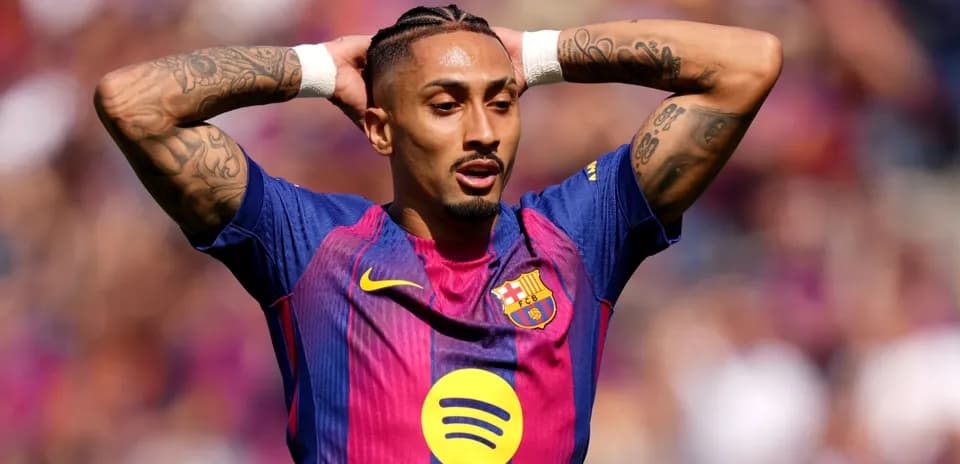 Jugador de Barcelona con las manos en la cabeza