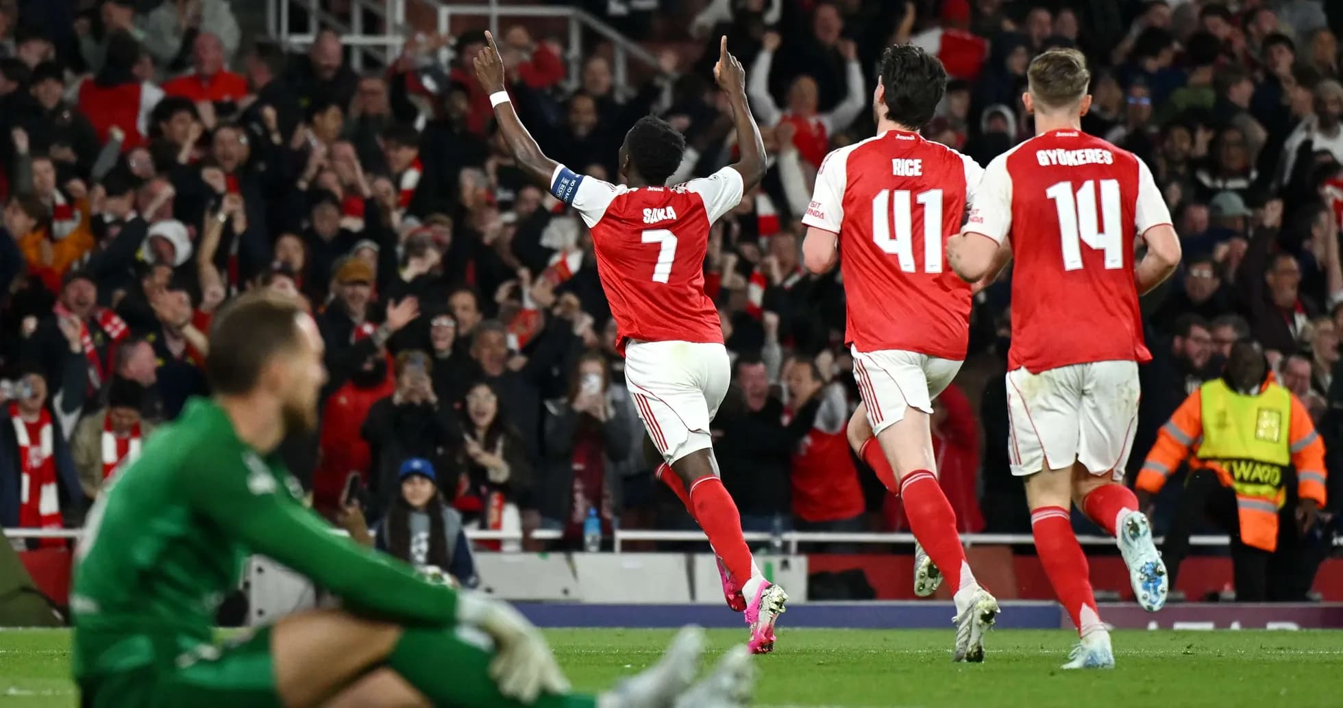 Saka celebra un gol en el partido