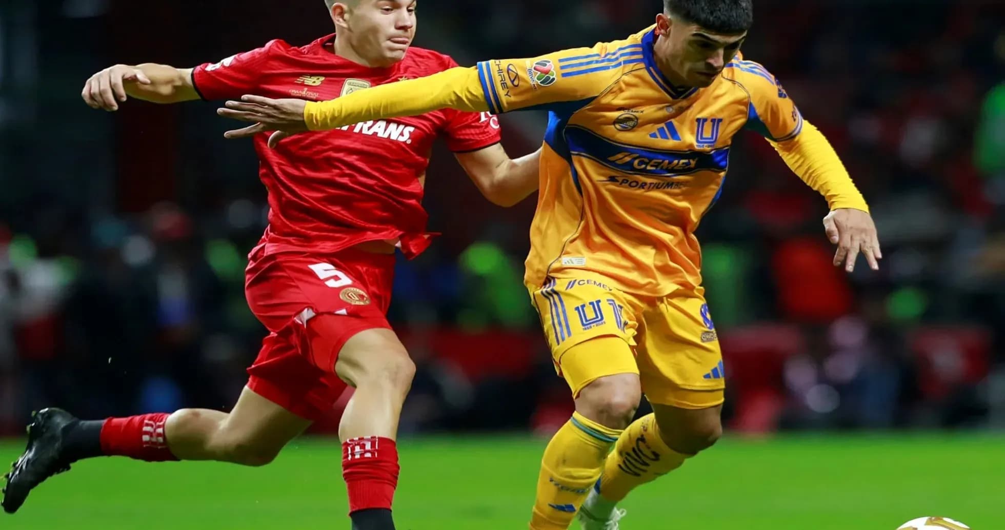 Toluca y Tigres UANL en acción durante el partido