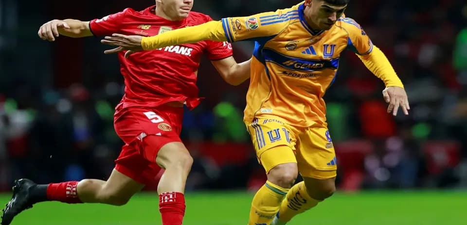 Toluca y Tigres UANL en acción durante el partido