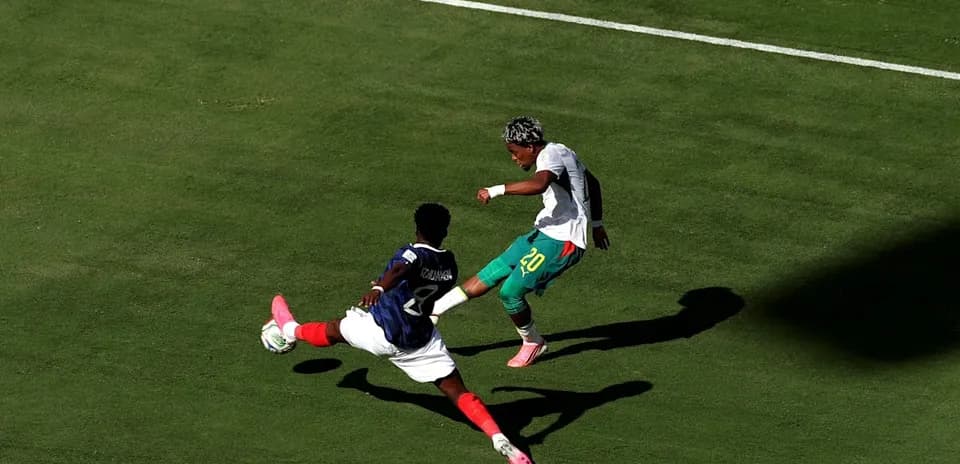 Jugador esquivando a rival en un partido de fútbol