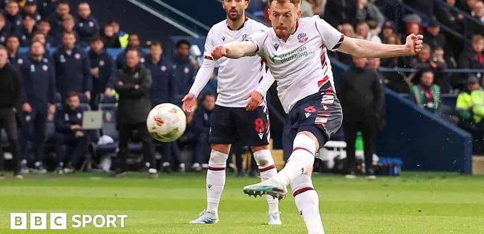 Jugador pateando el balón durante un partido
