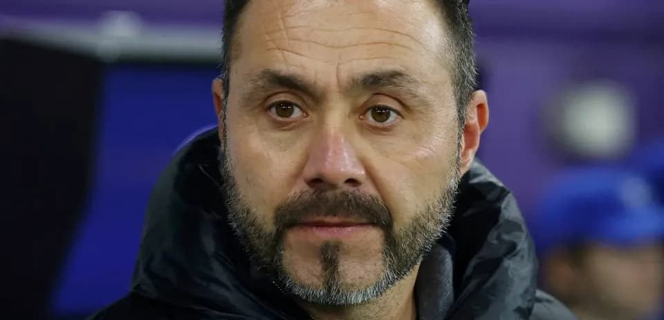 Entrenador observando el partido desde la línea lateral