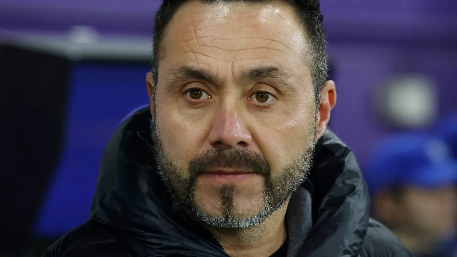 Entrenador observando el partido desde la línea lateral