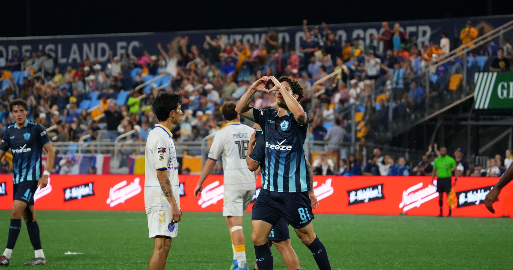Jugador celebra con un gesto de corazón