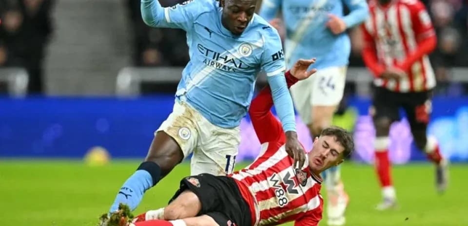 Jugador de Manchester City desafiando a rival de Southampton