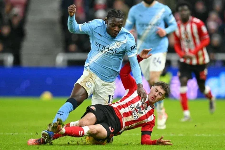 Jugador de Manchester City desafiando a rival de Southampton