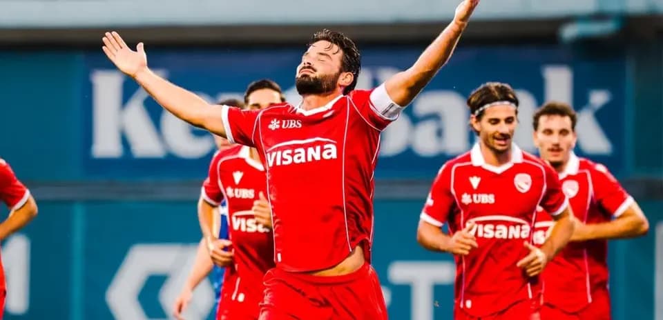 Jugador celebrando un gol con su equipo