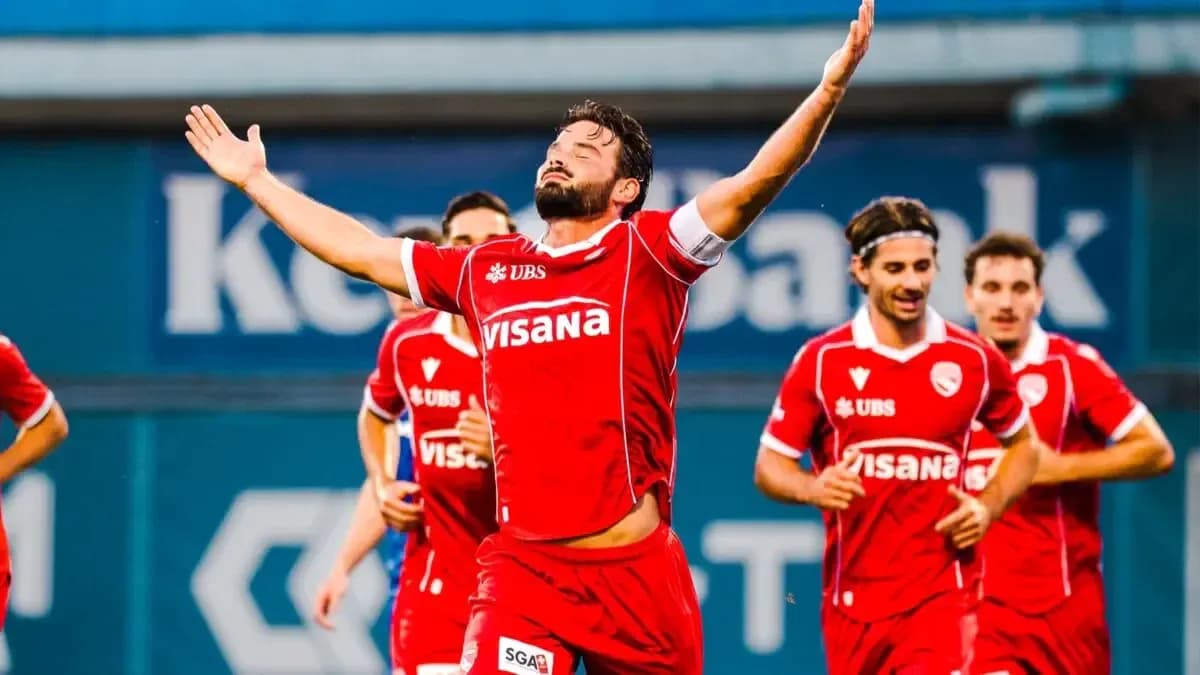 Jugador celebrando un gol con su equipo