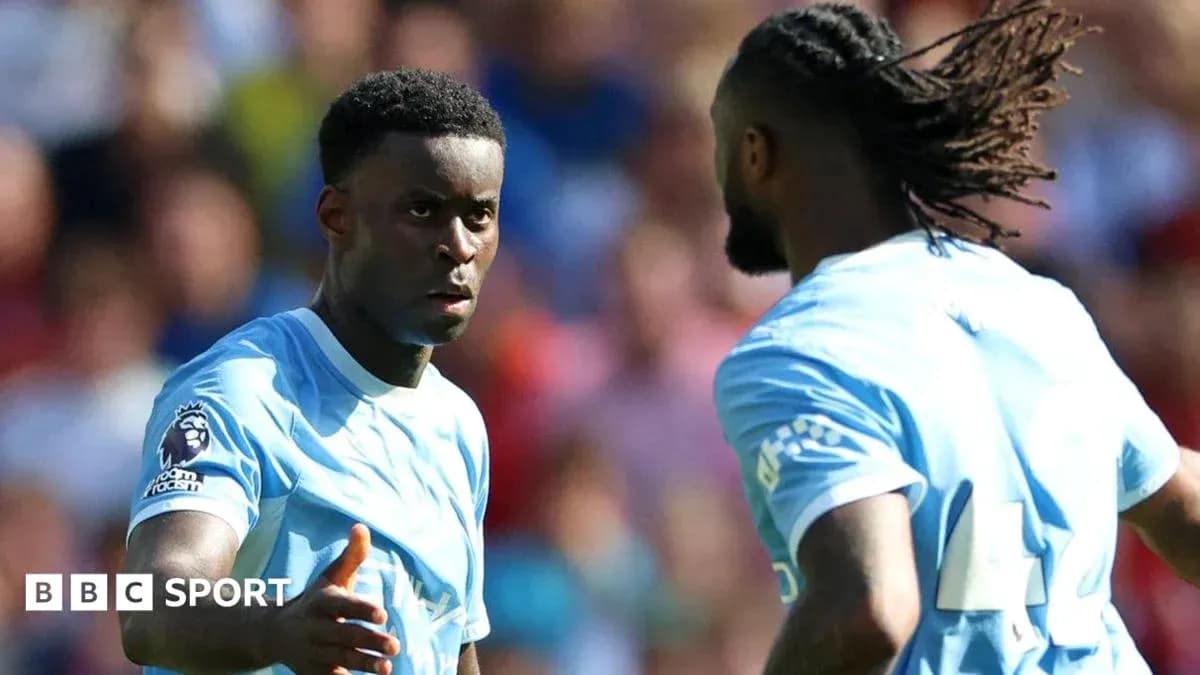 Dos jugadores discutiendo durante un partido de fútbol