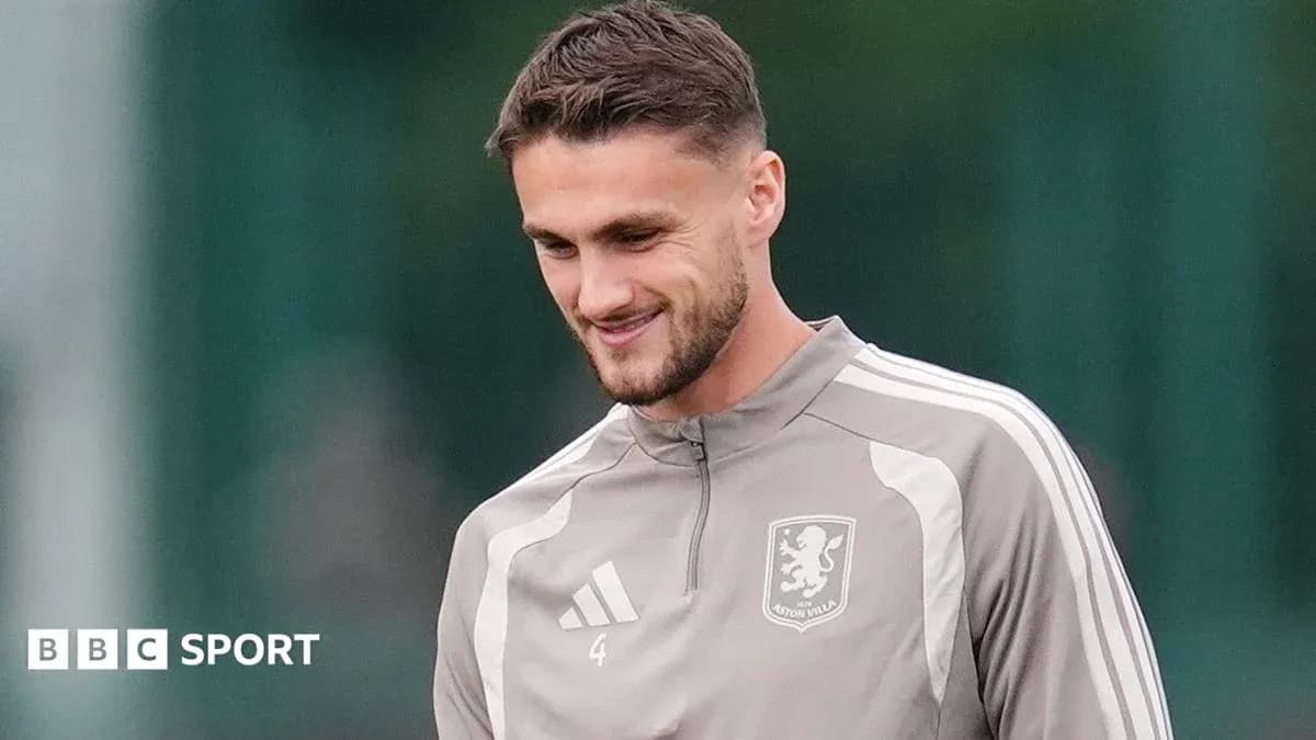 Jugador de Aston Villa durante sesión de entrenamiento