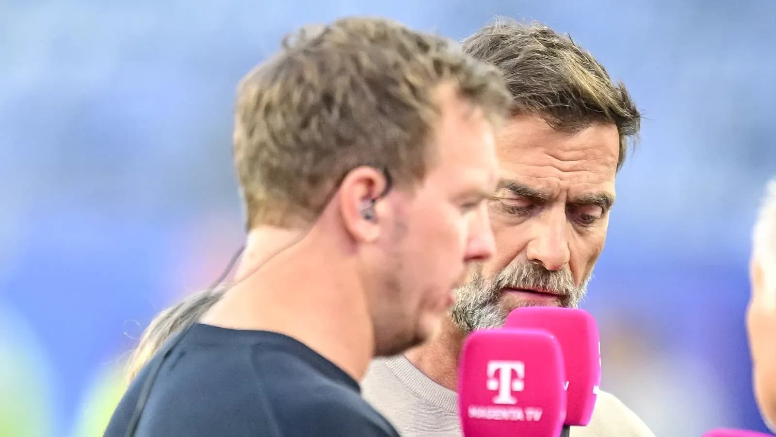 Dos personas hablando durante una entrevista en el campo