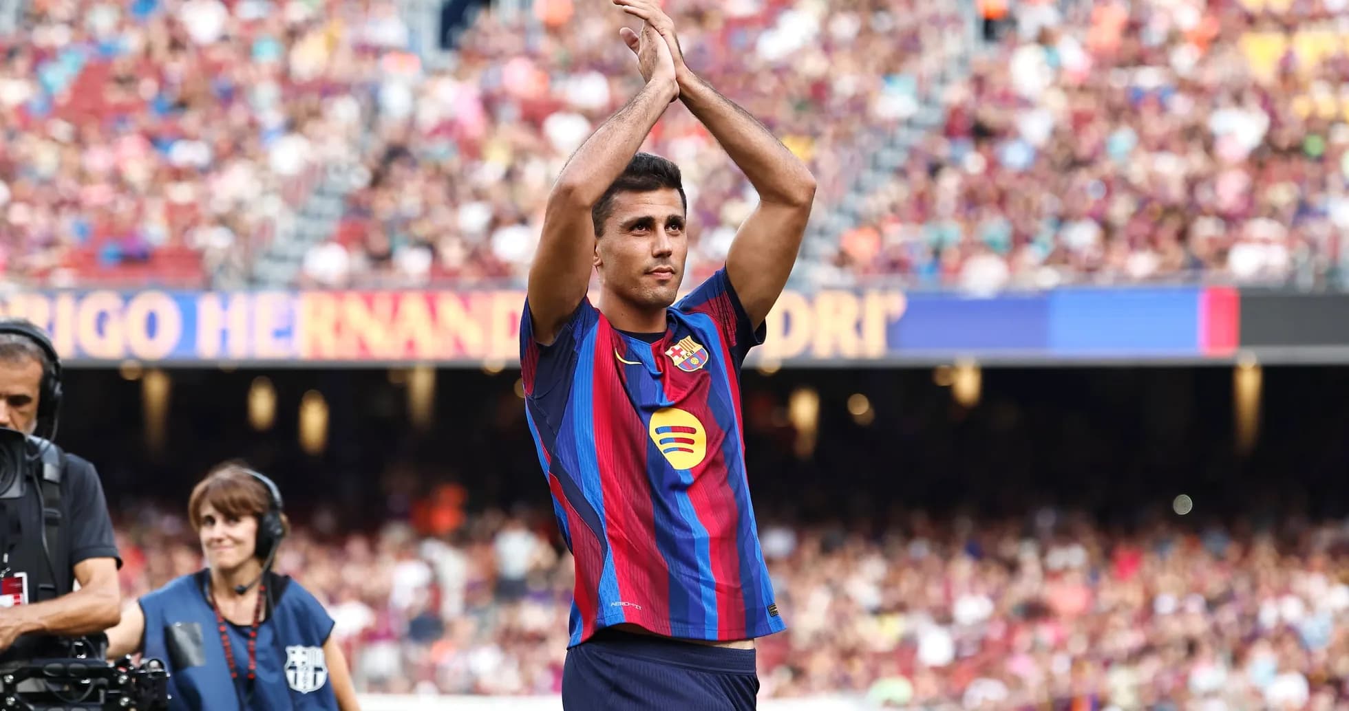 Jugador aplaudiendo ante aficionados en el estadio