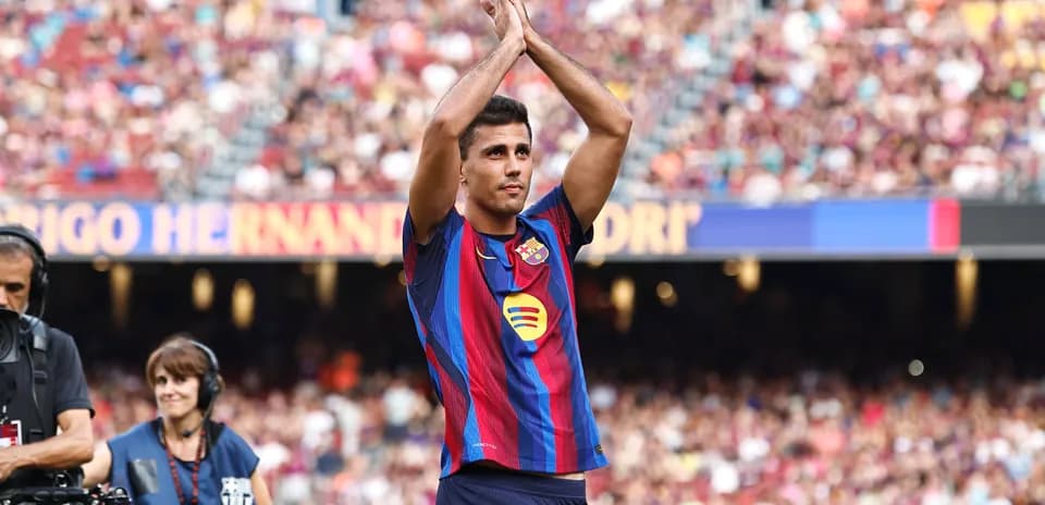 Jugador aplaudiendo ante aficionados en el estadio