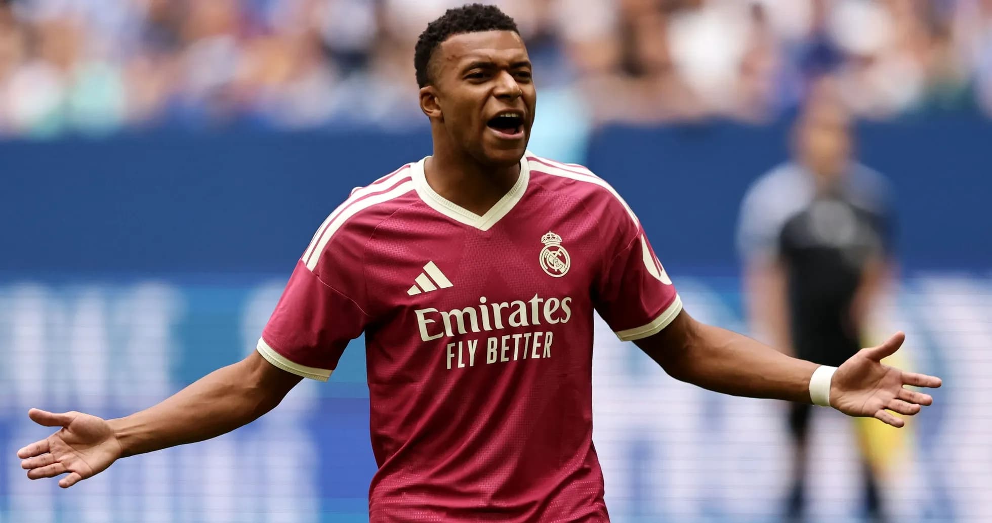 Jugador de Real Madrid gesticulando en el campo