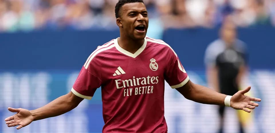 Jugador de Real Madrid gesticulando en el campo