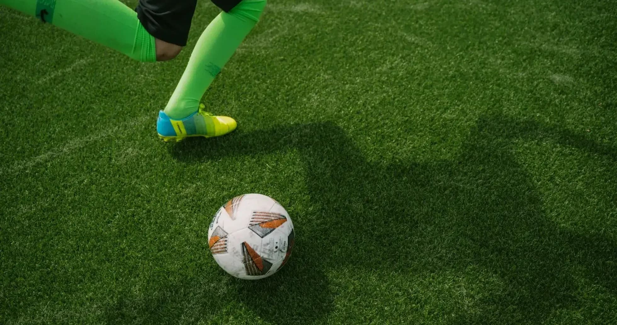 Jugador preparando un tiro en el campo de fútbol