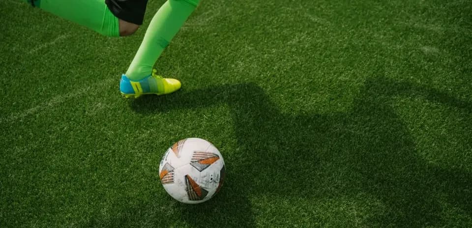 Jugador preparando un tiro en el campo de fútbol