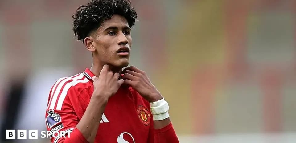 Jugador de Manchester United ajustándose el collarín