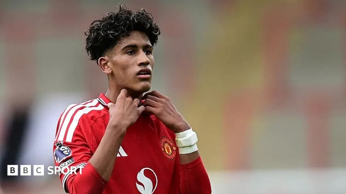 Jugador de Manchester United ajustándose el collarín