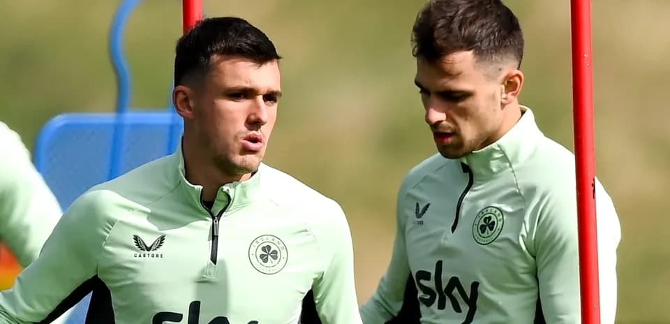 Dos jugadores en sesión de entrenamiento en campo