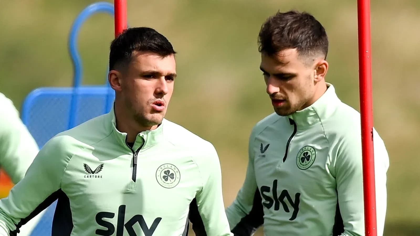 Dos jugadores en sesión de entrenamiento en campo Dos jugadores en sesión de entrenamiento en campo